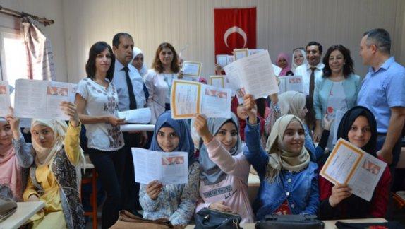 İlçemizde Eğitim Gören Suriyeli Öğrencilerin Karne Sevinci