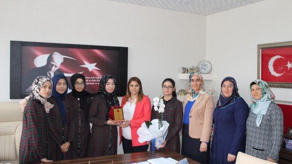 Mezitli Kız Anadolu İmam Hatip Lisesi Uluslararası Arapça Şiir ve Metin Canlandırma Yarışmasında İl Birincisi Oldu