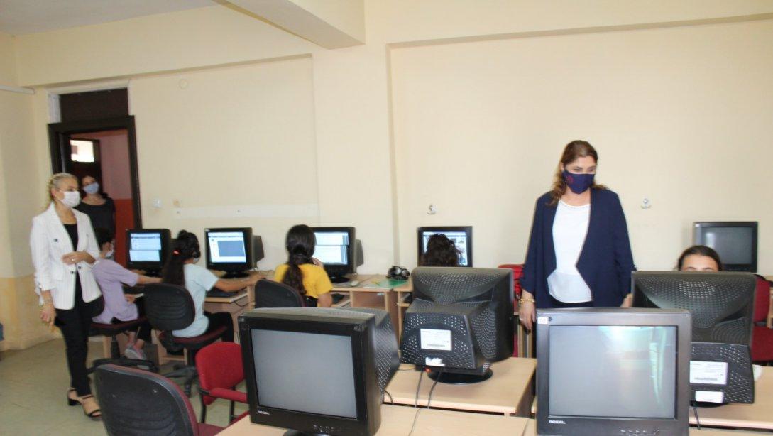 İlçe Milli Eğitim Müdürümüz Dursun KILIÇ, Zeki Koyuncuoğlu İlk/Ortaokulu bünyesinde kurulan EBA Destek Noktasını ziyaret etti.