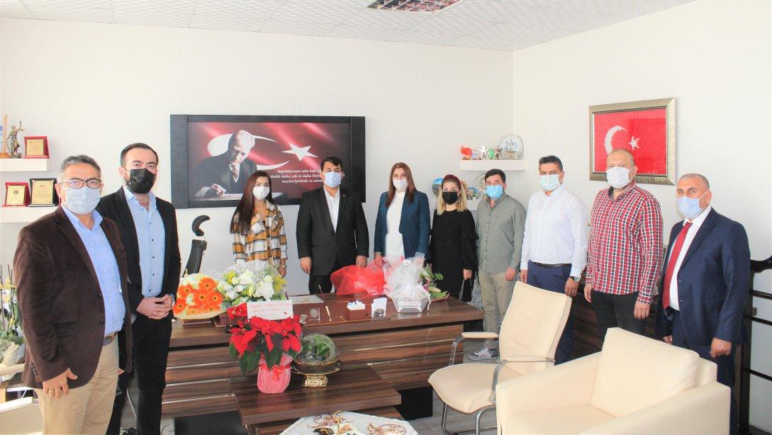 AK Parti İlçe Başkanı Zafer USLU, Yönetim Kurulu ve Gençlik Kolları İlçe Milli Eğitim Müdürümüz Dursun KILIÇ'ın 24 Kasım Öğretmenler Gününü Kutladı.