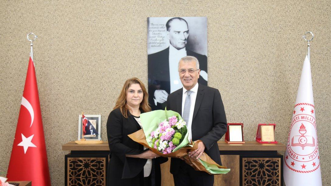 Mezitli Belediye Başkanı Neşet TARHAN, İlçe Milli Eğitim Müdürümüz Dursun KILIÇ'ın 24 Kasım Öğretmenler Gününü Kutladı.