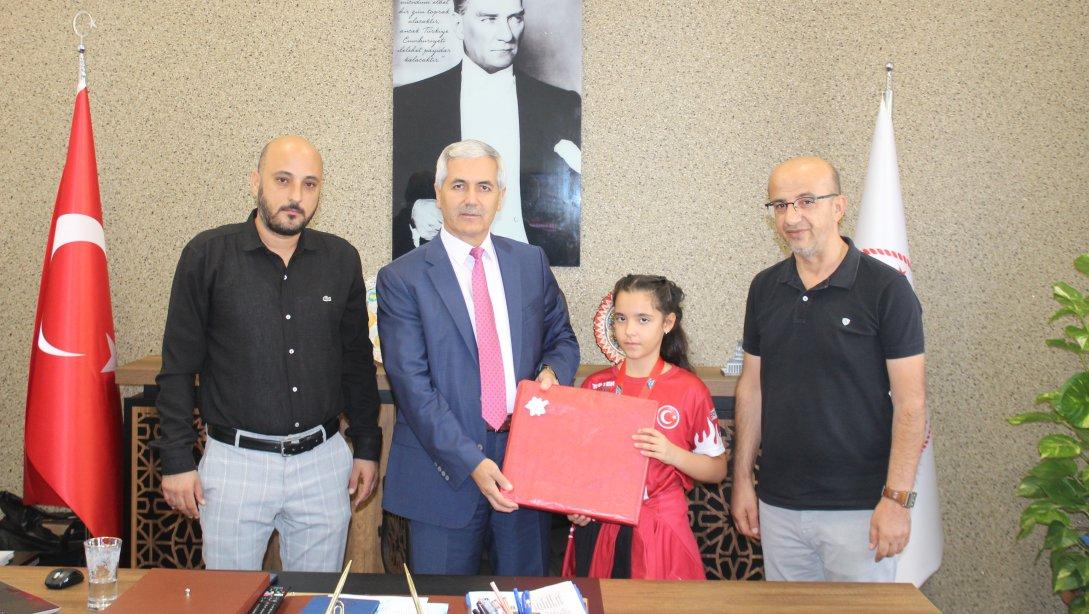 Şehit Sedat Gezer Ortaokulu Öğrencimiz Ayşe Elvin TOPRAK Dünya Şampiyonu Oldu