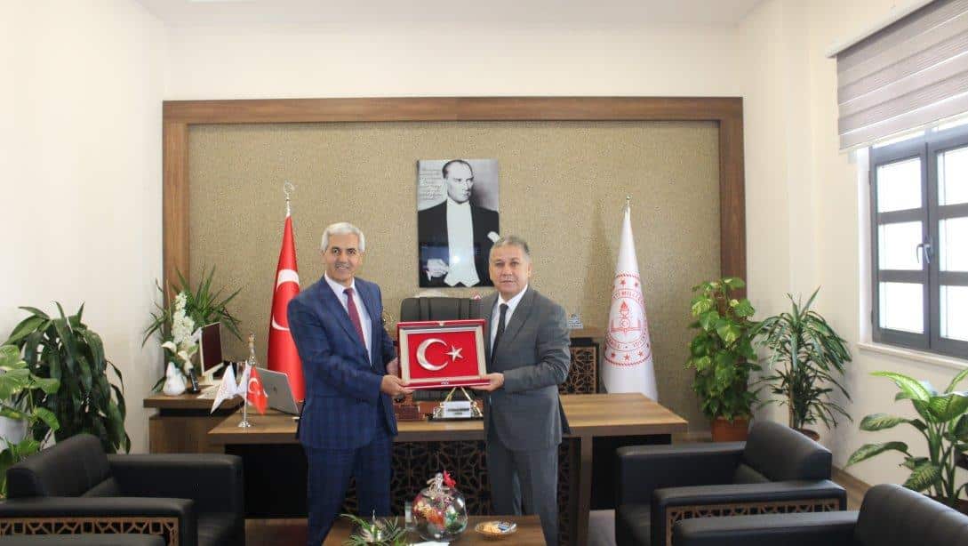 Mersin Üniversitesi Rektörü Sayın Prof. Dr. Erol YAŞAR İlçe Milli Eğitim Müdürümüz Mehmet BADAS'ı Ziyaret Etti.