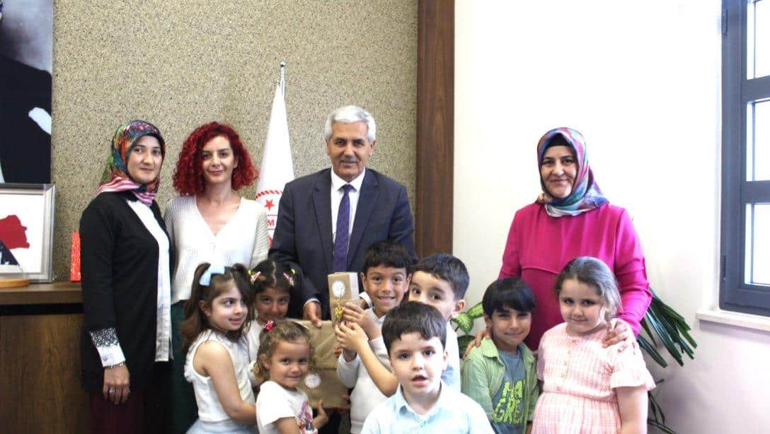 23 Nisan Anaokulumuzun Minik Öğrencileri, İlçe Milli Eğitim Müdürümüz Mehmet BADAS'ın Ramazan Bayramı'nı Kutladı.