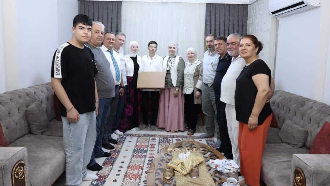İL MİLLÎ EĞİTİM MÜDÜRÜMÜZ FAZİLET DURMUŞ ve İLÇE MİLLİ EĞİTİM ŞUBE MÜDÜRÜMÜZ MEHMET ŞİRİN ESEN, DİJİTAL OYUN TASARLAMA YARIŞMASI'NDA BİRİNCİ OLAN MOHAMED MAHMODİ'NİN EVİNE KONUK OLDU