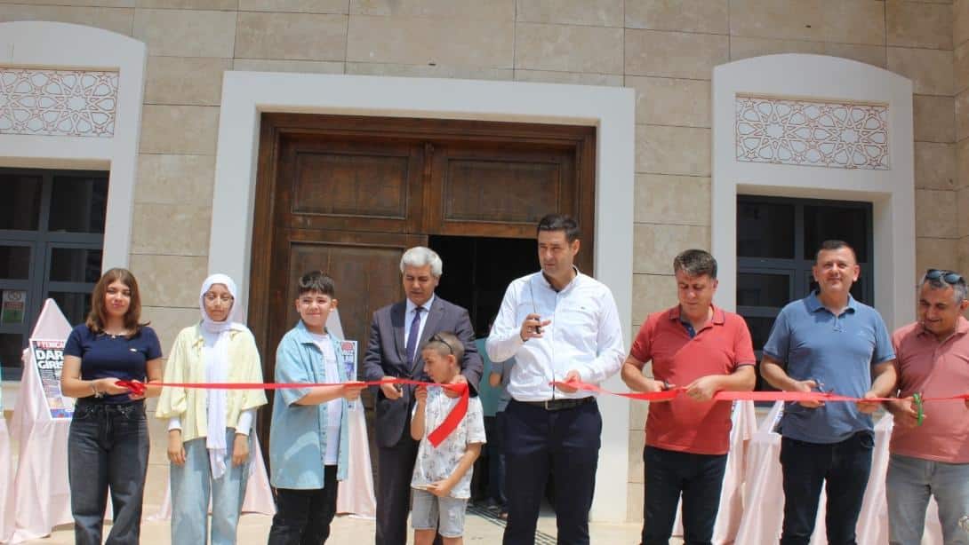MEZİTLİ HÜKÜMET KONAĞI GİRİŞİNDE, 